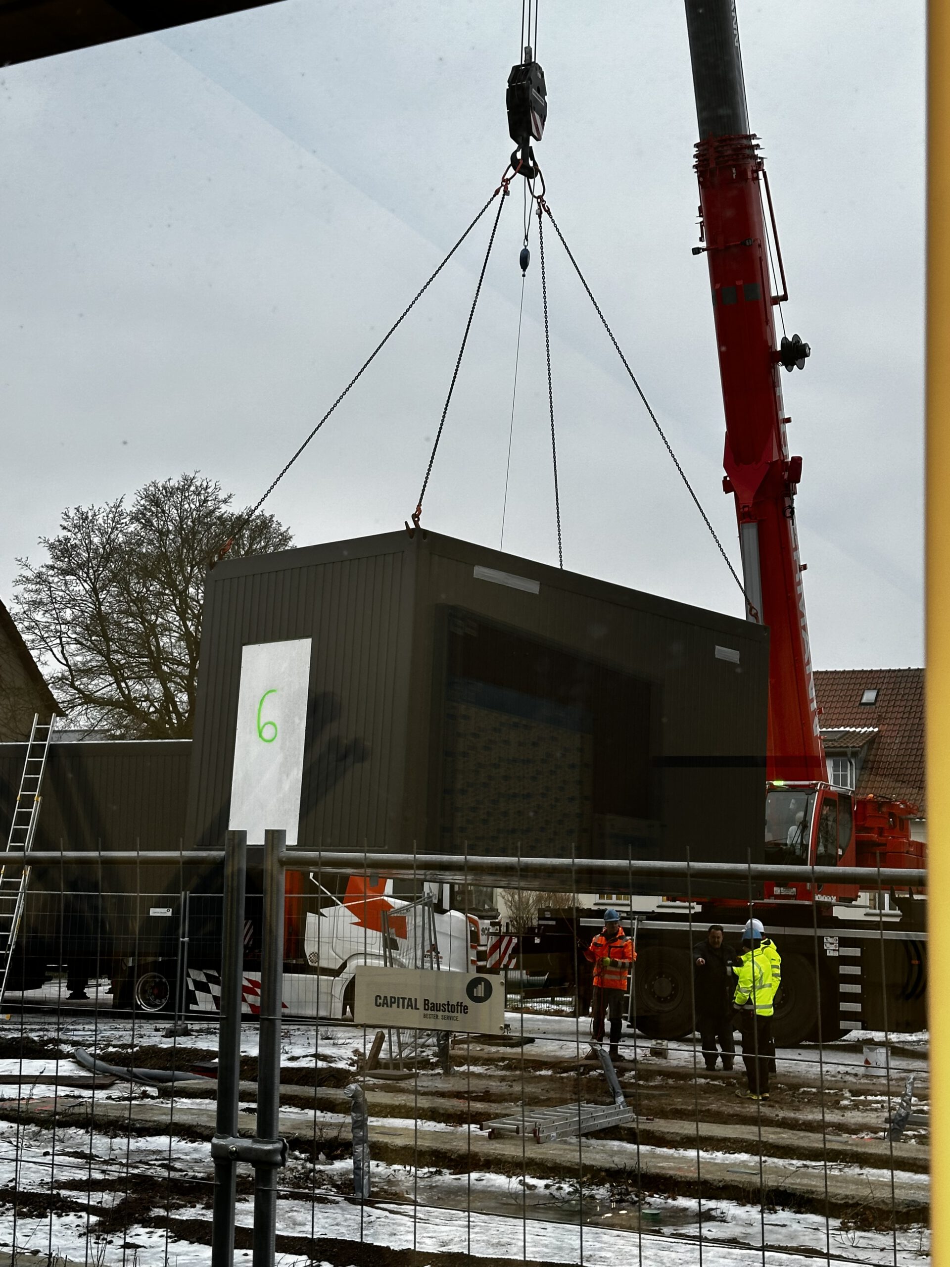 Aufstellung eines Moduls mit Kran am Standort